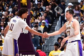 爱游戏平台体验-波特兰开拓者训练开放日，国际比赛日刷新队史纪录引欢呼，NBA季后赛在即，资深球员宣示担当的简单介绍